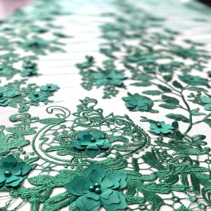 Puede incluir: Tela de encaje floral verde con flores 3D y detalles de perlas. El encaje tiene un dise&ntilde;o delicado e intrincado y es perfecto para agregar un toque de elegancia a cualquier proyecto.