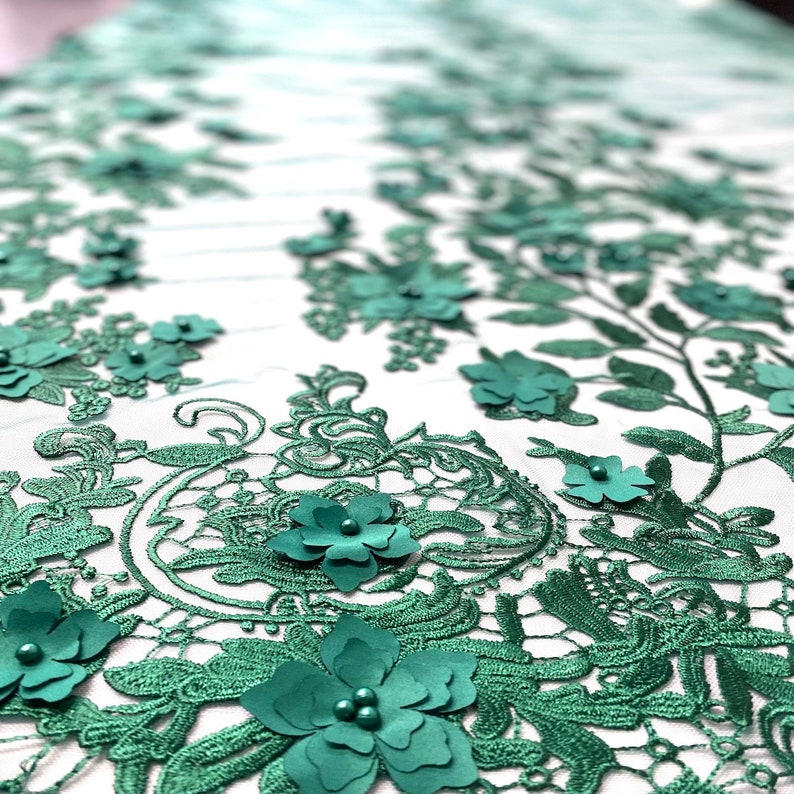 Puede incluir: Tela de encaje floral verde con flores 3D y detalles de perlas. El encaje tiene un dise&ntilde;o delicado e intrincado y es perfecto para agregar un toque de elegancia a cualquier proyecto.