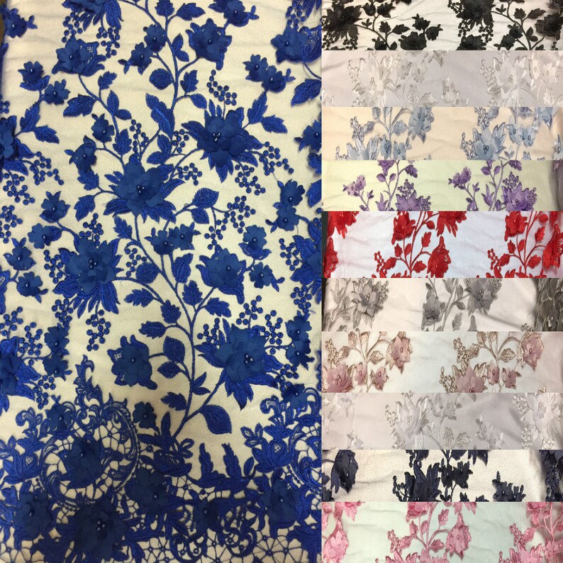 Puede incluir: Una variedad de muestras de tela de encaje floral en diferentes colores, incluyendo azul, negro, gris, blanco, rojo y rosa. El encaje presenta un delicado patr&oacute;n floral con flores 3D y cuentas.