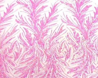 Könnte beinhalten: Rosa schimmernde Pailletten sind auf einem durchsichtigen Netzstoff in einem Blatt-Muster aufgenäht.