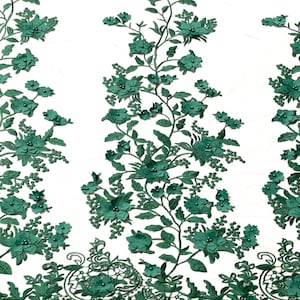 Puede incluir: Tela de encaje floral verde esmeralda con flores 3D y detalles de perlas. La tela tiene un dise&ntilde;o delicado e intrincado y es perfecta para agregar un toque de elegancia a cualquier proyecto.