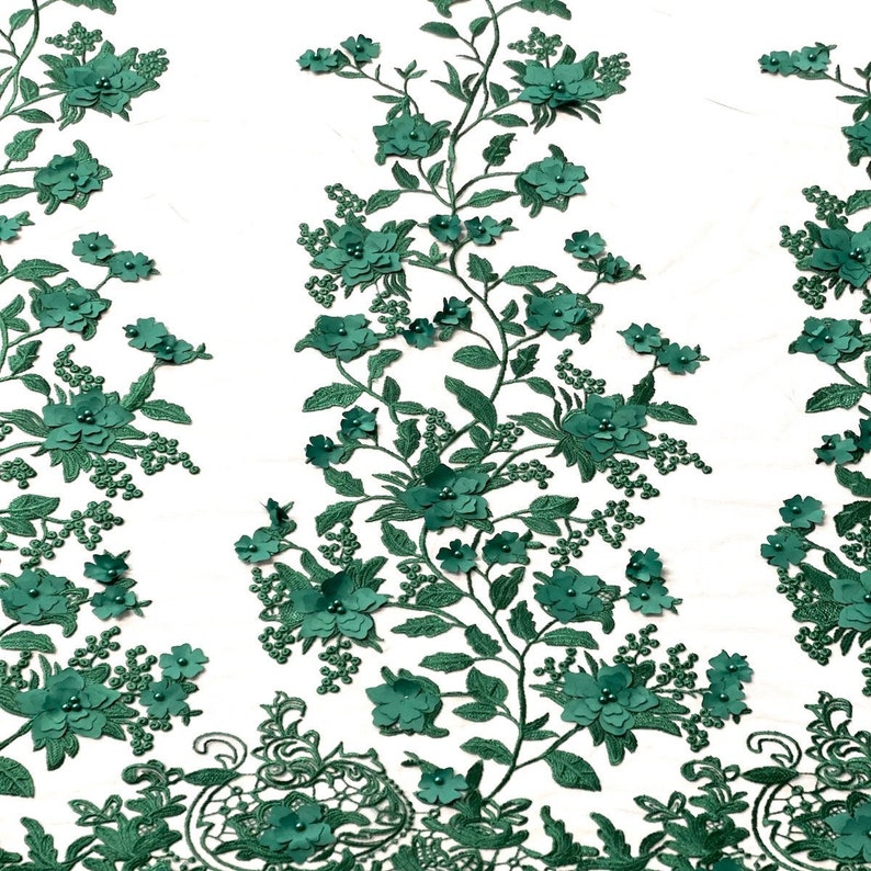 Puede incluir: Tela de encaje floral verde esmeralda con flores 3D y detalles de perlas. La tela tiene un dise&ntilde;o delicado e intrincado y es perfecta para agregar un toque de elegancia a cualquier proyecto.