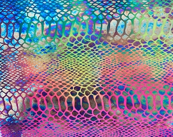 以下が含まれることがあります： 青、緑、ピンク、金色の虹色の蛇の皮模様の生地です。