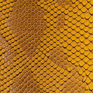 Tissu vinyle doré imitation vipère sopythana peau de serpent - vendu par mètre - 52 po.