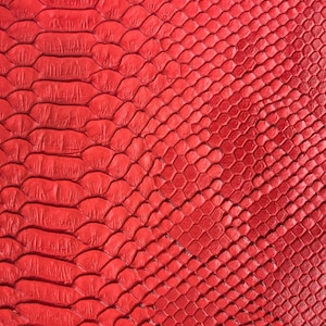 Tissu vinyle rouge imitation vipère sopythana peau de serpent - Vendu par mètre - 52 po.