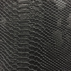 Tissu vinyle noir imitation vipère sopythana peau de serpent - Vendu par mètre - 52 po.