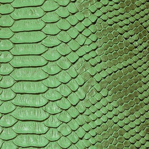 Tissu vinyle vert peau de serpent imitation vipère sopythana - Vendu par mètre - 52 po.