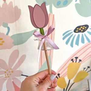 Matita personalizzata con Tulipano in legno colorato, Idea Regalo Bomboniera Battesimo, Nascita, Prima Comunione, Matrimonio