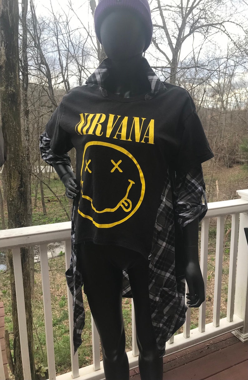 Nirvana Graphic Grunge Up-cycled Camisa de túnica de patchwork de gran tamaño Alternativa tallas alternativas S,M,L imagen 1