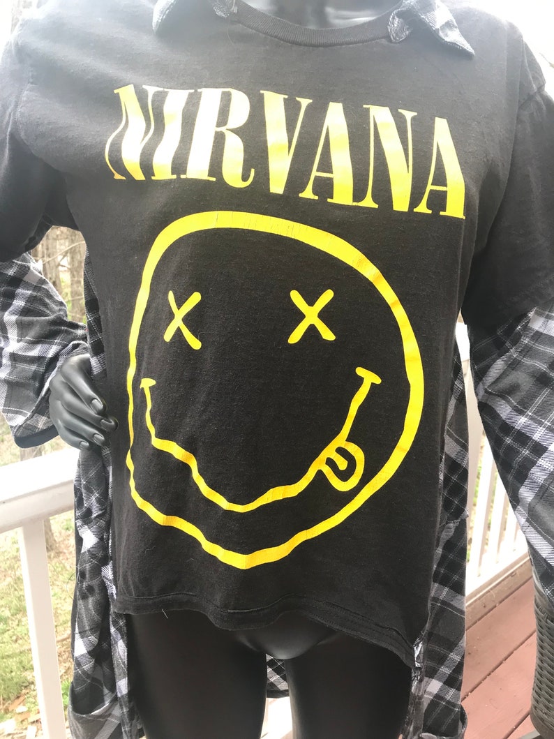 Nirvana Graphic Grunge Up-cycled Camisa de túnica de patchwork de gran tamaño Alternativa tallas alternativas S,M,L imagen 3