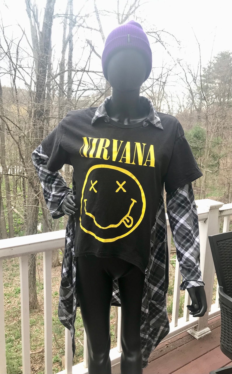 Nirvana Graphic Grunge Up-cycled Camisa de túnica de patchwork de gran tamaño Alternativa tallas alternativas S,M,L imagen 2