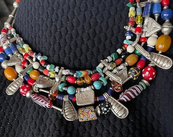Etiopía, un collar hecho de telsums, fertilidad y cuentas de tobillera, todas de buena plata, cuentas de comercio antiguas y vintage, vidrio y piedras preciosas.
