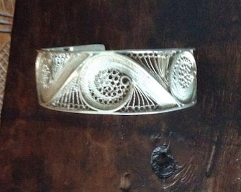 Pulsera etíope de plata con relieve, década de 1970