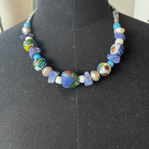 Charmant collier de perles. Millésime indien vintage, verre lapis-lazulli, Afghanistan, perles d'argent main Éthiopie/Asie, perles de rocaille tchèques