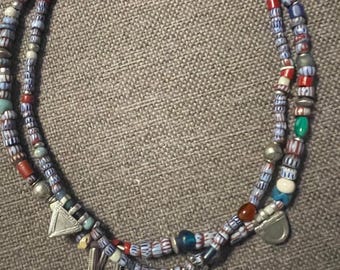 Telsums (dijes) de plata de buena calidad y cuentas de fertilidad de Etiopía/Eritrea, combinados con pequeñas cuentas comerciales antiguas/antiguas de Chevron italianas.