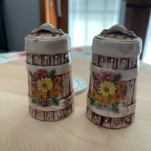 Vintage barrel with flowers salt and pepper shakers.