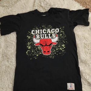 Vintage 1990s Nutmeg chicago bulls glow in the dark shirt