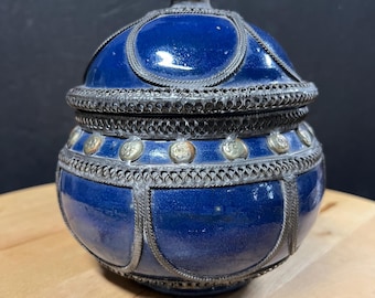 Marokkanisches Kobalt-Blau Deckelglas umhüllt von gestickter Metallarbeit