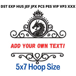 Puede incluir: Diseño de bordado en blanco y negro de un dragón con una corona encima. El diseño está en un marco circular con volutas ornamentadas. El texto "ADD YOUR OWN TEXT!" está debajo del diseño. El texto "5x7 Hoop Size" está debajo del texto.