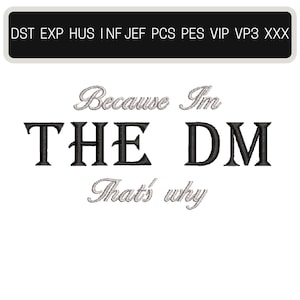 Puede incluir: Diseño de bordado en blanco y negro con el texto "Because I'm THE DM That's why".