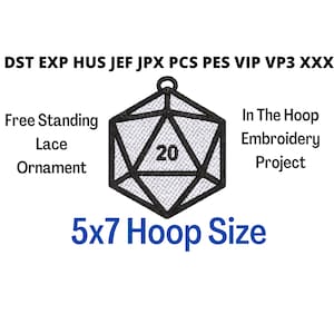 Puede incluir: Un dado de 20 caras blanco y negro con fondo blanco y líneas negras. El dado es un adorno de encaje independiente que se puede bordar en un aro de 5x7.