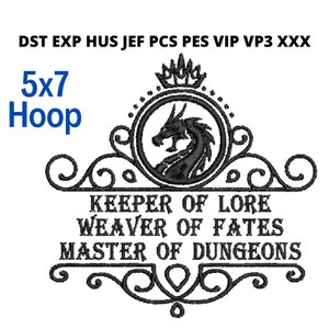 Könnte beinhalten: Schwarzes Stickdesign mit einem Drachen in einem kreisförmigen Rahmen, gekrönt von einem dekorativen Element. Der Text enthält "KEEPER OF LORE", "WEAVER OF FATES" und "MASTER OF DUNGEONS". Das Design ist für einen 12.7 x 17.8 cm Stickrahmen geeignet.