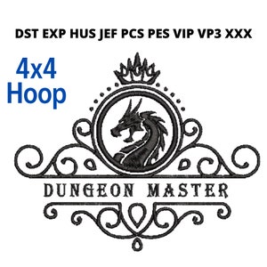 Puede incluir: Diseño de bordado en blanco y negro de un dragón con una corona encima, dentro de un círculo con las palabras "Dungeon Master" debajo. El diseño es para un aro de 4x4.