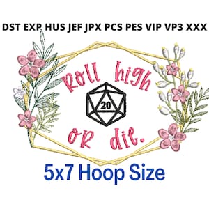 Könnte beinhalten: Stickerei mit einem 20-seitigen Würfel, floralen Akzenten und dem Text "Roll high or die." Das Design ist in eine goldene geometrische Form gerahmt und hat eine Reifen Größe von 5x7.
