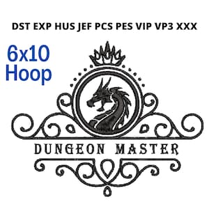 Puede incluir: Diseño de bordado en blanco y negro de un dragón con una corona encima y el texto "Dungeon Master" debajo. El diseño está pensado para un aro de 6x10.