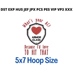 Könnte beinhalten: Weißer Hintergrund mit Text und einem Schild-Grafik. Das Schild hat ein rotes Herz und die Worte "ARMOR CLASS". Der Text lautet "What's your AC?" und "Because I'd love TO HIT THAT". Der Text "5x7 Hoop Size" ist ebenfalls vorhanden.