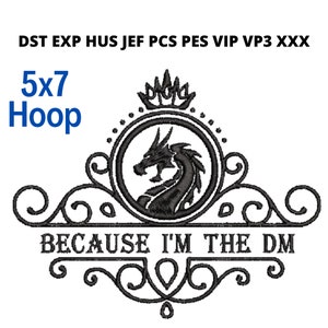 Może przedstawiać: Czarny haft z wizerunkiem smoka w okrągłej ramie, zwieńczony koroną i ozdobnymi zdobieniami. Tekst "BECAUSE I'M THE DM" znajduje się poniżej. Tekst "5x7 Hoop" znajduje się w lewym górnym rogu.