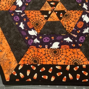 1070 BEST Free Shipping Quilted Halloween Hexagon Centerpiece Table Topper quilted runner Happy trick or treat ghosts, candy corn washable