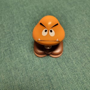 Vintage Nintendo Super Mario Bros Pop Up Goomba - zabawka z McDonald&#39;s Happy Meal z 1989 roku