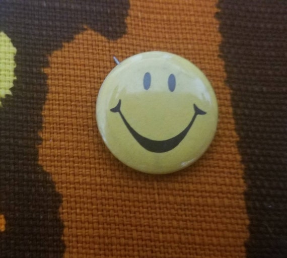 Vintage 1980s Smiley Face Pinback Button - image 1