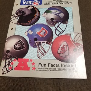 Peut inclure: Une illustration colorée de différents casques d'équipes de la NFL, notamment les Raiders, les Chiefs, les Chargers, les Broncos et les Seahawks. L'image présente le texte "Team NFL" et "Fun Facts Inside!" avec le slogan "Officially Licensed Product of the NFL".