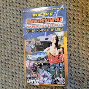 Puede incluir: Una cinta VHS titulada "The Best of Backyard Wrestling: Future Kings of the Ring!". La portada presenta un collage de escenas de lucha libre, un coche y las palabras "100% Hardcore".