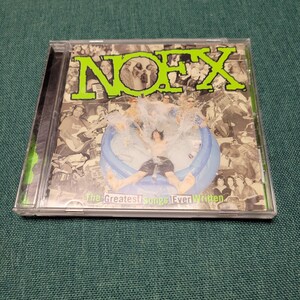 Op de afbeelding: Een muziek-cd-hoesje met het NOFX-logo in felgroene tekst bovenaan. De hoes toont een collage van zwart-witfoto's met een centrale afbeelding van een persoon in een blauw opblaasbaar zwembad. De tekst luidt The Greatest Songs Ever Written.