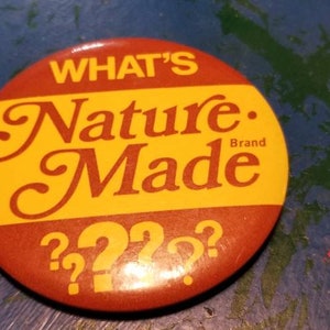 Botón pin vintage de la tienda de comestibles ¿Qué es la naturaleza?