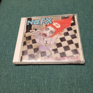 Op de afbeelding: Een plastic cd-doosje met het NOFX-album Pump Up The Valium. De hoes toont een figuur met felrood haar, een verpleegsterskapje en een wit uniform, staand op een zwart-wit geblokte vloer, terwijl deze een klein glas vasthoudt.