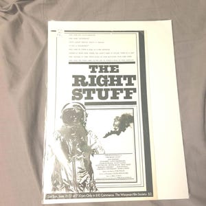 Puede incluir: Un póster en blanco y negro para la película "The Right Stuff" con un primer plano de un astronauta con un traje espacial. El póster incluye el título de la película, el director y los miembros del reparto. El póster también incluye la fecha y la hora de una proyección.