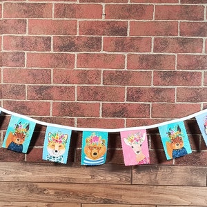 Bonito banderín de animales del bosque, cartel de tela para guardería, dormitorio infantil, accesorio para fotos de baby shower, decoración para el aula. Fondo de la foto.