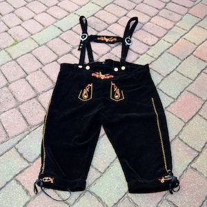 Vintage Herren-Samttrachtenhose, schwarz, halblang, Oktoberfesthose mit Hosenträgern und Stickerei, Größe 3XL