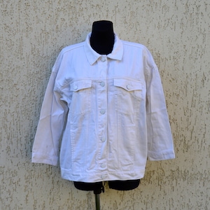 Vintage White Jean Jacket Trucker Jacket 90&#39;s Side Pockets Chest Button Flap Pockets Oversized Denim Jacket Womens Outerwear