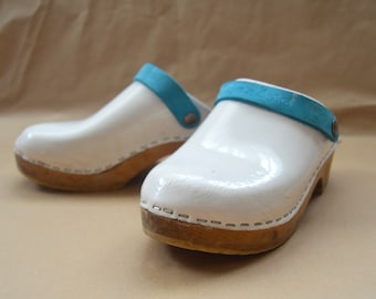 Vintage Clogs 90s Wooden Girls Clogs White Leather Slip On Mules with Wood Soles Wooden Platform Open Toe Mules Size EUR 33 US 2