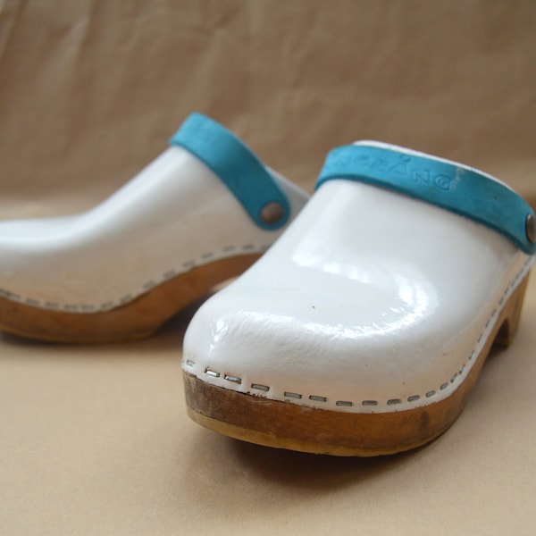 Vintage Clogs 90s Wooden Girls Clogs White Leather Slip On Mules with Wood Soles Wooden Platform Open Toe Mules Size EUR 33 US 2