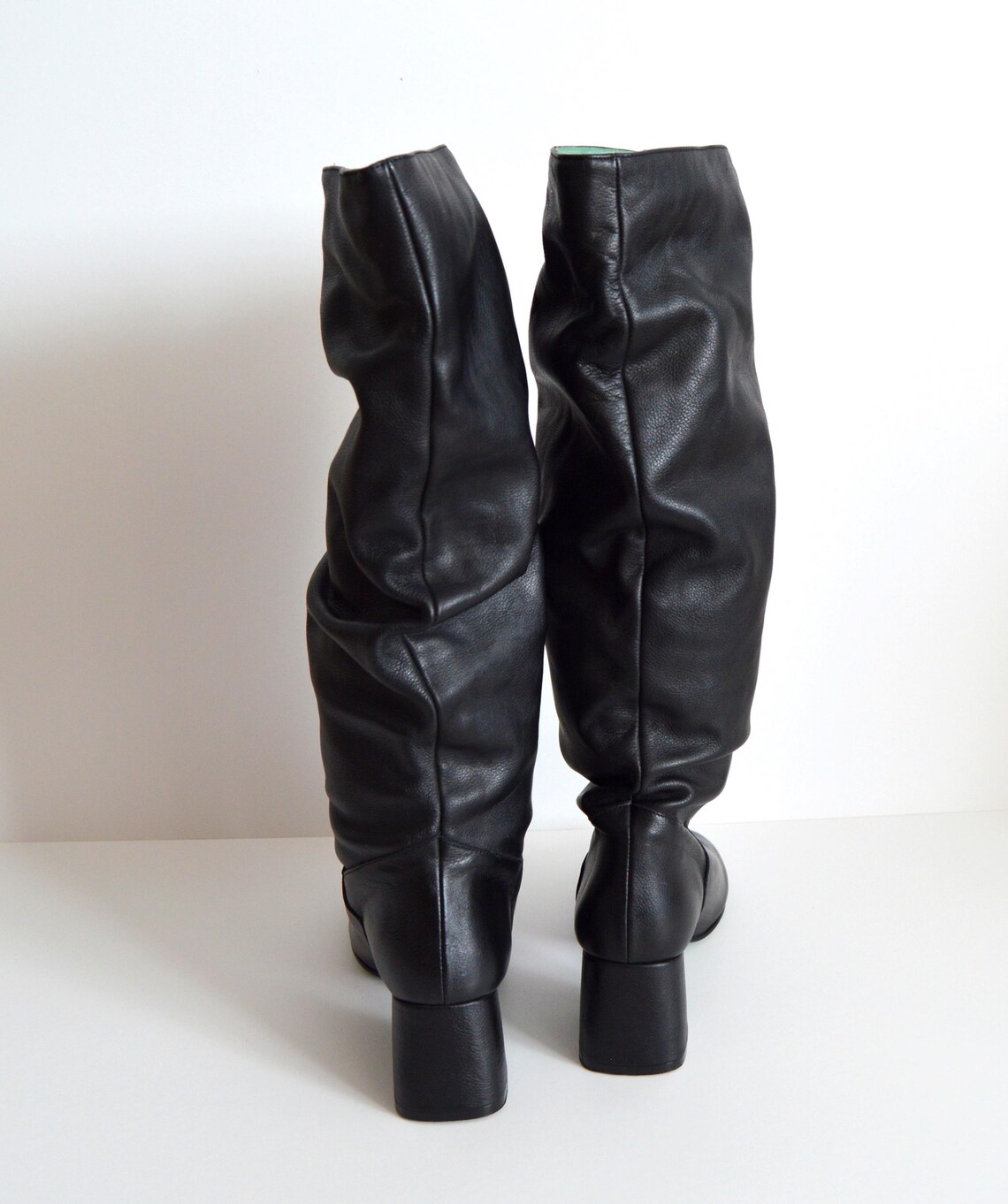Black distressed leather heeled boots Knee High Boots Block Heels Tall Vintage Leather Boots Pull on Soft leather Made in Spain size 37, foto 3 di 5