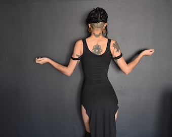 Vestido com fenda e alças duplas - Preto