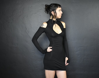 Vestido curto Assassin com decote em forma de fechadura