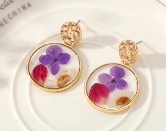 Boucles d'oreilles résine fleurs séchées naturalisées rouge et violet