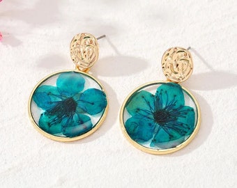 Boucles d'oreilles résine fleurs séchées naturalisées bleu intense